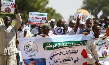 Sudan’da İslami partilerin organize ettiği gösteride BM Temsilcisi Peretz protesto edildi