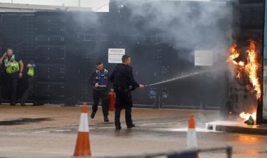 İ﻿ngiltere'deki göçmen merkezine 'aşırı sağ görüşlere sahip bir kişi' saldırdı