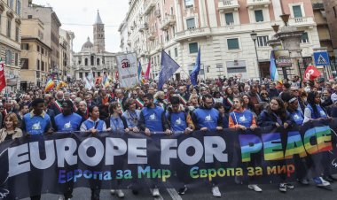 İtalya'da binlerce kişi "barış" için yürüdü