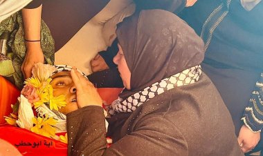 Filistinli Şehid Musab’ın annesi, oğlunun yüzünü silerek veda ediyor