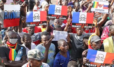 Eski Fransız sömürgesi Afrika ülkeleri yeni sömürgeciliğe başkaldırıyor