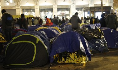 Paris'te çocuk göçmenler soğuk hava şartlarında barınma bekliyor