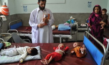 Yetersiz beslenme nedeniyle sütten kesilen Afgan annelerin bebekleri büyüyemiyor