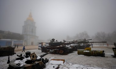 Ukrayna ele geçirdiği Rus tanklarını Kiev'deki meydanlarda sergiliyor