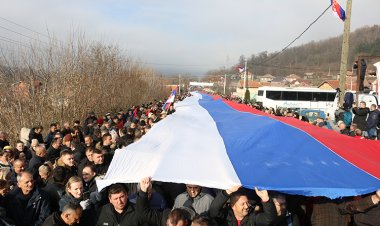 Sırplar Kosova’nın kuzeyinde protesto gösterisi düzenledi