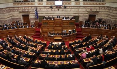 Yunanistan ırkçı partilerin meclise girmemesi için yasa çıkaracak