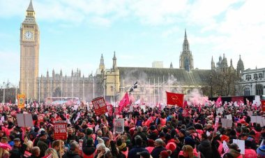 Londra’da yüzlerce kişi hükümetin sağlık politikasını protesto etti