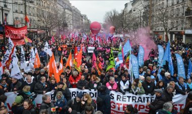 Fransa'da büyük tartışma ve gösterilere sebep olan emeklilik reformu yasalaştı