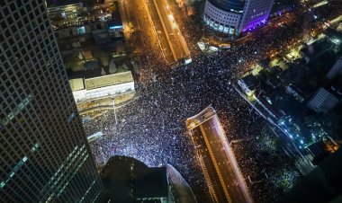 Tel Aviv'de Netanyahu hükümetine karşı kitlesel protesto
