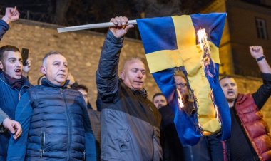 İsveç'te Kur'an-ı Kerim'in yakılması Bangladeş'te protesto edildi