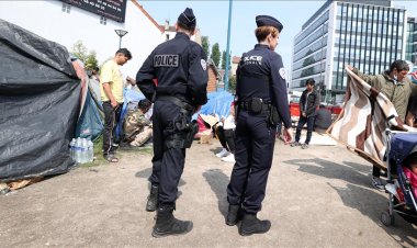 Fransa'da elinde oyuncak tabanca bulunan evsizi öldüren 2 polis gözaltına alındı