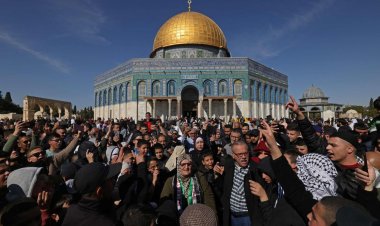 İşgalcilerin engellemelerine rağmen 70 bin kişi Cuma namazını Mescidi Aksa'da kıldı