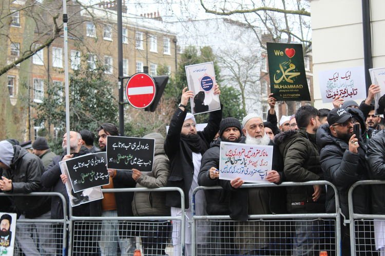 Londra'da Müslümanlar Kur'an-ı Kerim yakılmasını protesto etti
