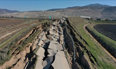 Kahramanmaraş'ta depremde hasar gören bazı yollar dron ile görüntülendi