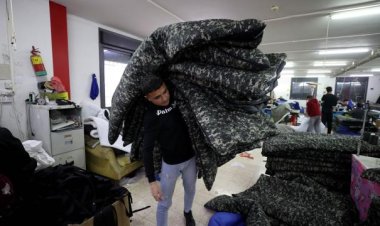 Filistin'de bir fabrika depremzedelere yardım için 22 bin uyku tulumu hazırlıyor