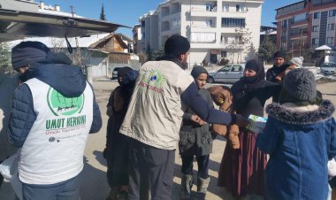 Umut Kervanı ve IHO Ebrar'dan çadırda kalan muhtaç depremzedelere yardım
