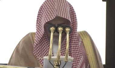 Kabe imamı, depremzedeler için dua ederken gözyaşlarını tutamadı