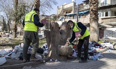 Enkazlardaki Kur'an-ı Kerim'leri topluyorlar