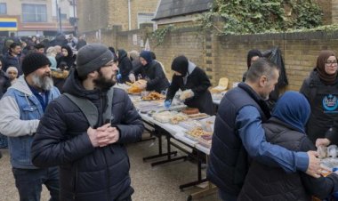 Londra'da Türkiye'deki depremzedeler için kermes düzenlendi