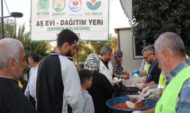 Umut Kervanı öncülüğünde depremzedelere sıcak aş yardımı devam ediyor