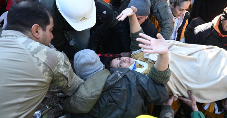 Hatay'da iki kardeş depremden 83 saat sonra enkazdan sağ çıkarıldı