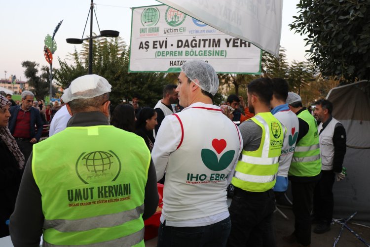 Almanya'dan gelen hayırseverler, STK'ların yardımlarına destek oluyor