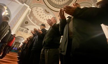 Berat Kandili'nde eller depremzedeler için semaya kalktı