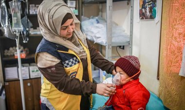 Suriyeli kadınlar gönüllü çalıştıkları alanlarda depremzedelerin yaralarını sarıyor