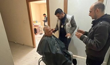 4 kardeş STK'dan depremzedelere evde tıraş hizmeti