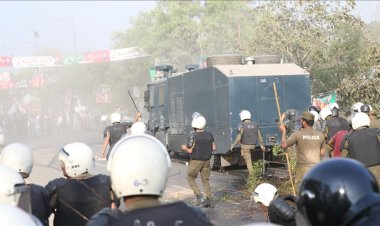 Pakistan'da İmran Han'ı gözaltına almaya gelen polis ile partililer arasında çatışma çıktı