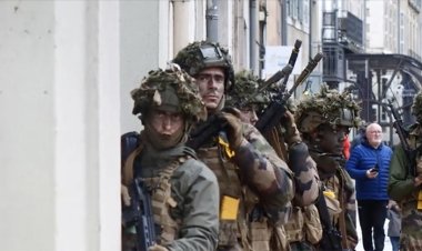 Fransız ve İngiliz askerlerinin şehrin merkezinde yaptığı tatbikat alay konusu oldu