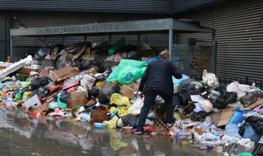 Kosova'da temizlik işçilerinin grevi nedeniyle sokaklar çöp yığınlarıyla doldu