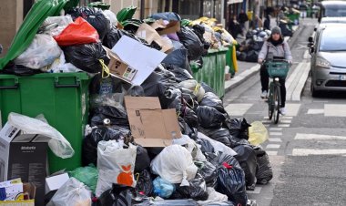 Paris'te çöp krizi! Grevdeki çöp toplayıcılarını zorla çalıştırılıyor!