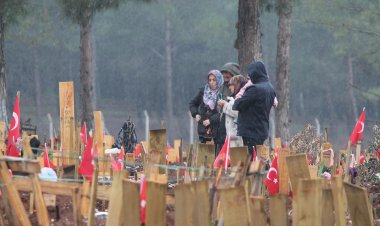 Depremin 40’ncı gününde yakınlarının mezarına gelenler gözyaşlarına hakim olamadı