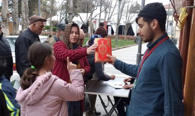 Umut Kervanı Vakfı deprem bölgesinde Kur'an-ı Kerim dağıttı