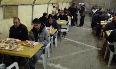 İsviçre’deki Cuma Mescidi, Umut Kervanı aracılığıyla depremzedelere iftar verdi