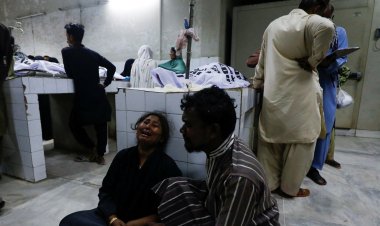 Pakistan'da kumanya dağıtımında yaşanan izdihamda 11 kişi öldü