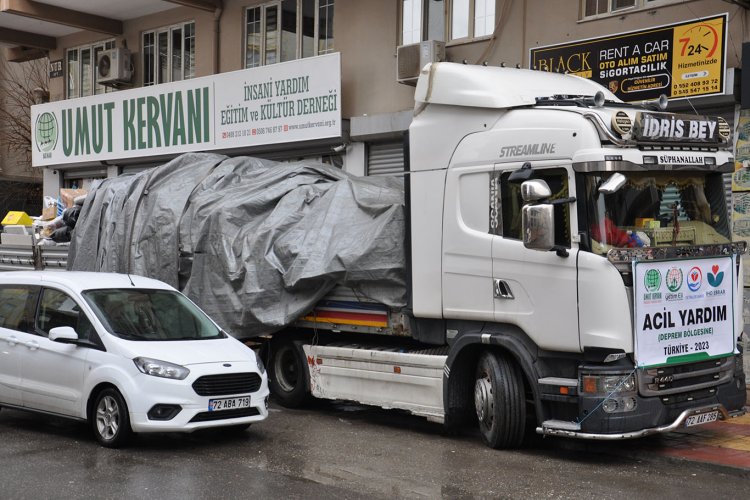 Deprem bölgesine 26 yardım tırı gönderen Batman Umut Kervanı harıl harıl çalışıyor