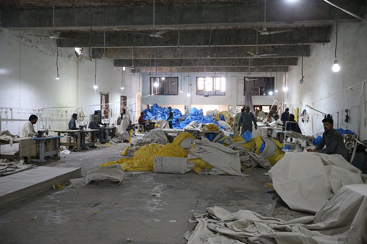 Dünyanın önde gelen çadır tedarikçilerinden Pakistan, Türkiye'ye 100 bin çadır üretiyor