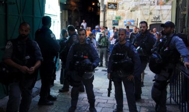 İşgalci terör rejimi, Mescid-i Aksa’nın girişinde bir Filistinliyi katletti