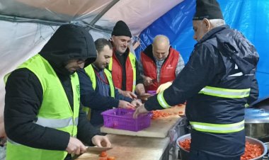 Depremzedelerin iftar ve sahur yapmaları için gece gündüz çalışıyorlar