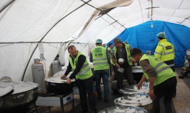 Uluslararası Cezayirliler Derneği, Adıyaman'daki Umut Kervanı Aşevinde iftar yemeği verdi