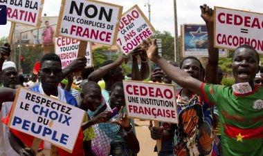 Burkina Faso yönetimi, 2 Fransız gazeteciyi sınır dışı etti