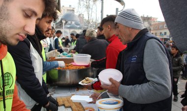 Öğrenciler Umut Kervanı Vakfı aracılığıyla, depremde vefat eden arkadaşları adına iftar yemeği verdi