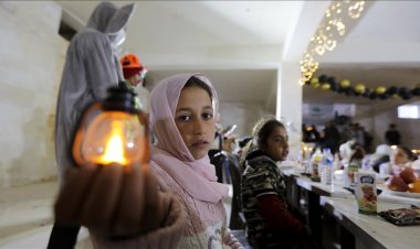 Suriye'de yetimler "Dünya Yetimler Günü"nde iftarda buluştu