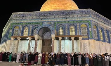 Filistinliler teravih ve sabah namazı için Mescid-i Aksa'ya akın etti