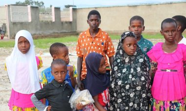 Avrupa Yetim Eli'nden Burundi'de giyim yardımı