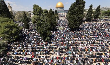 Mescid-i Aksa’da ramazanın dördüncü cuma namazı için 250 bin Müslüman saf tuttu