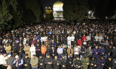 İşgal rejiminin engellemelerine rağmen 200 bin kişi yatsı ve teravih namazını Mescid-i Aksa'da eda etti