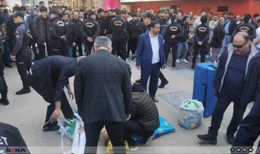 Zafer Partili ırkçı vandallardan HÜDA PAR'ın Trabzon'daki seçim standına saldırı